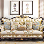 Un canapé baroque luxueux avec des décorations dorées, des motifs floraux élégants et des coussins ornementés, créant une atmosphère raffinée et opulente dans un intérieur de style classique.