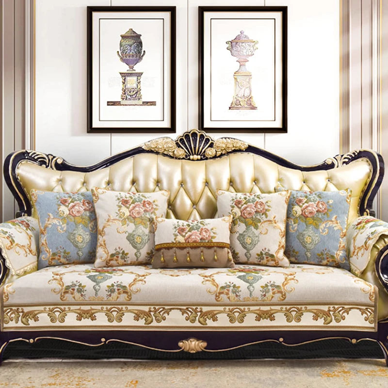 Un canapé baroque luxueux avec des décorations dorées, des motifs floraux élégants et des coussins ornementés, créant une atmosphère raffinée et opulente dans un intérieur de style classique.