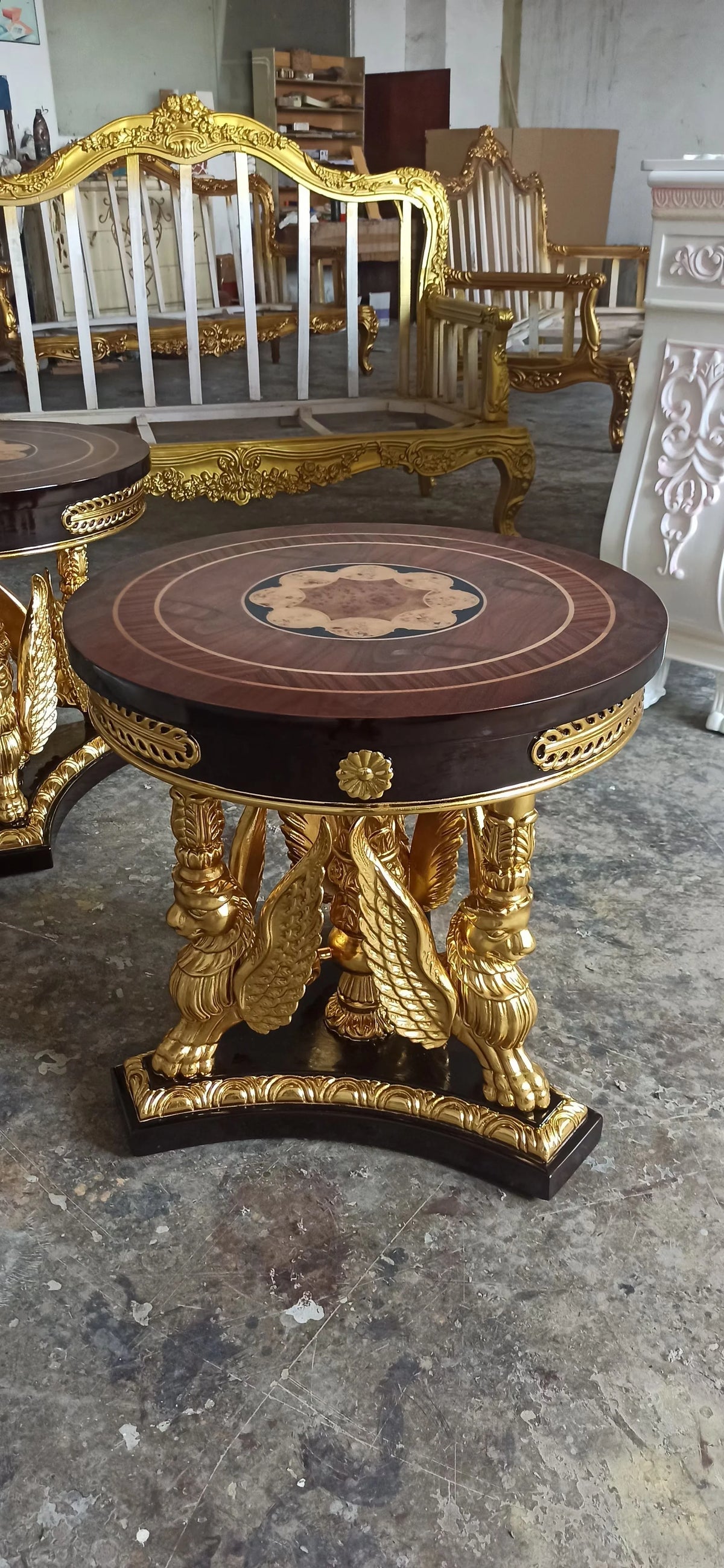 table basse bois clair baroque sculptée ornements dorés