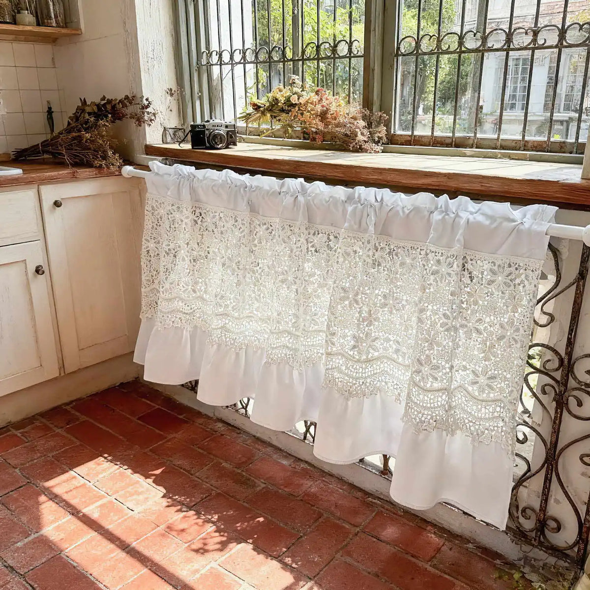 Voilage de cuisine avec rideau ajouré diffusant la lumière naturelle