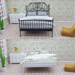 lit miniature maison poupée décoration romantique lit matelas oreillers draps couette commode fleurs plante