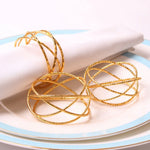 broches classiques dorées strass bracelet classique soie blanche anniversaire mariage décoration table