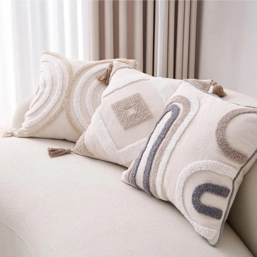 taies d'oreiller géométriques brodées contemporaines beige gris blanc pompons respectueux environnement