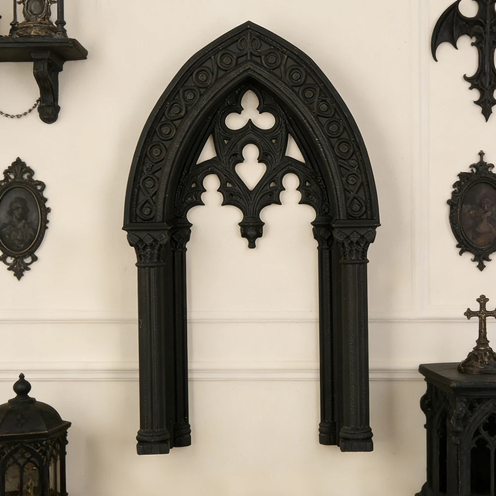 décoration murale gothique arches feuilles chêne croix chandelier miroir étagère lanterneau noir