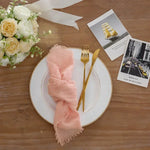 serviette table carrée orange franges moderne élégante fourchettes cuillères assiettesbranches séchées guirlande bougie parfumée
