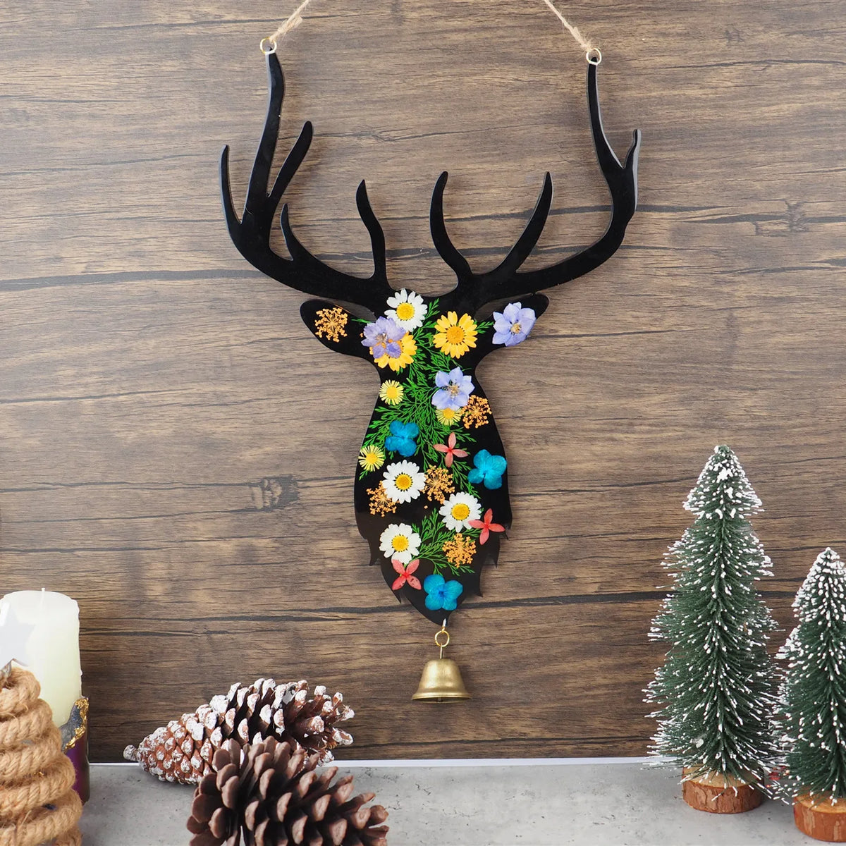 décoration murale tête cerf artisanale fleurs colorées doré noir blanc