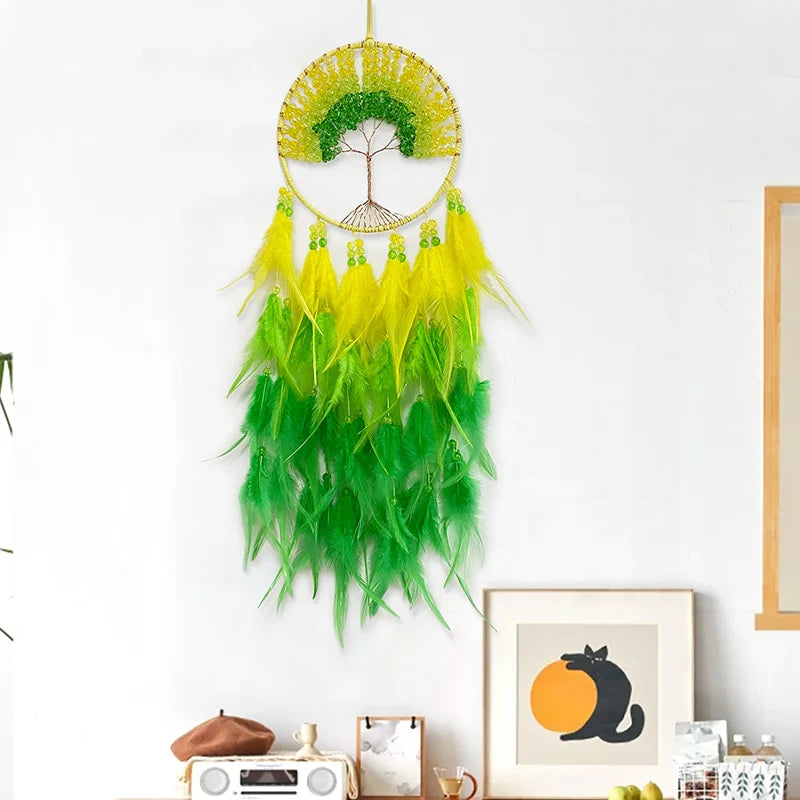 Capteur de rêves lumineux en plumes jaunes et vertes, avec une arche en fil de métal formant un arbre de vie.