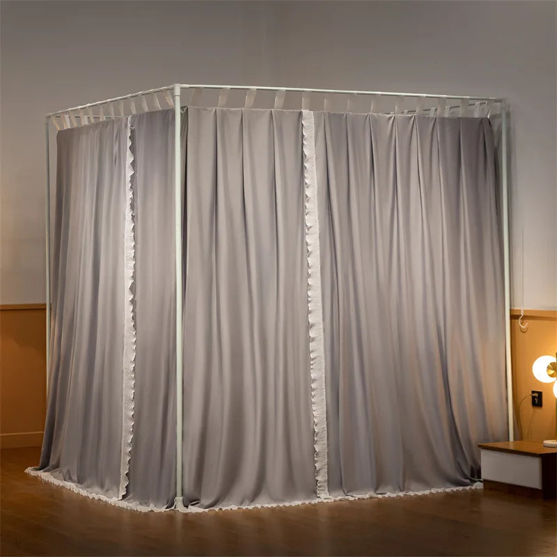 Un espace d'intimité et de détente créé par un paravent drapé de rideaux gris moelleux dans une chambre à coucher, offrant un environnement serein et cocooning.