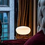 lampe table moderne verre blanc motif rayures horizontales pied bois salon intérieur