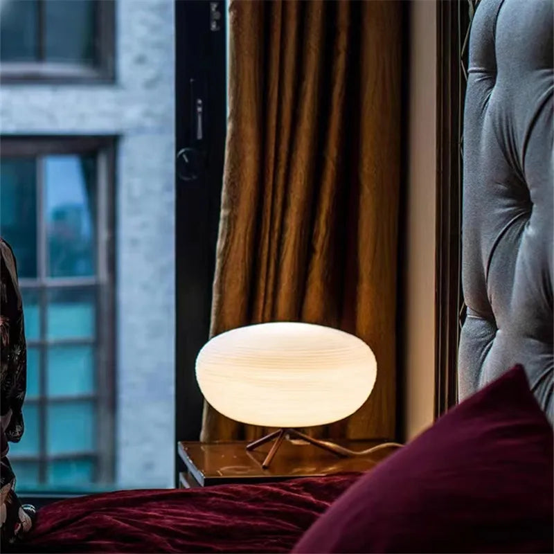 lampe table moderne verre blanc motif rayures horizontales pied bois salon intérieur