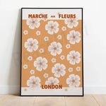 Affiche vintage montrant un marché aux fleurs à Londres, avec de jolies fleurs blanches et orange sur un fond beige.