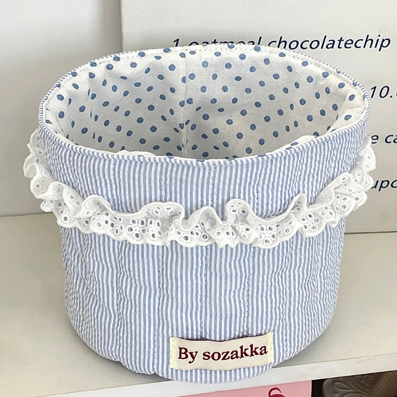 bacs rangement bleu clair rose pâle rayures pointillés matelassé décoratif doux étiquette bordure dentelée