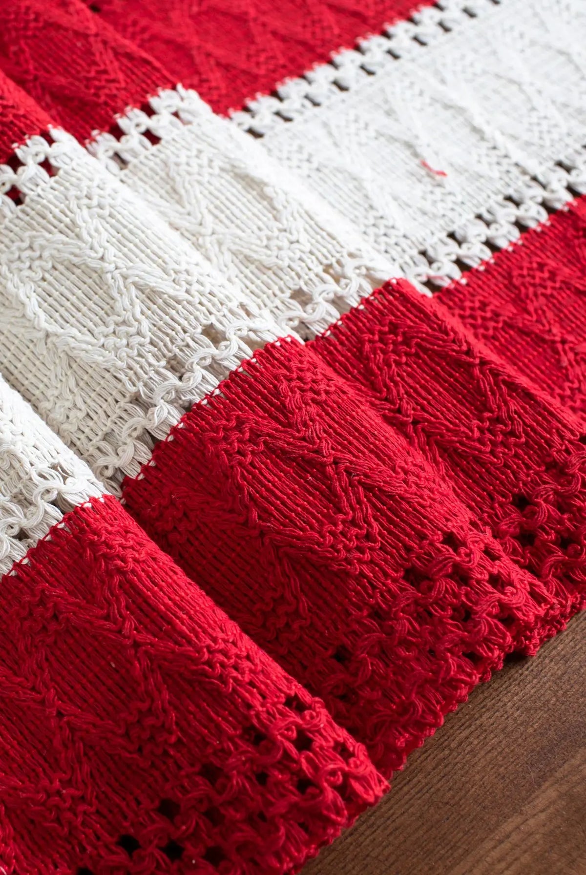 chemin table rouge blanc rayures horizontales crocheté coton lin décoration salle manger maison