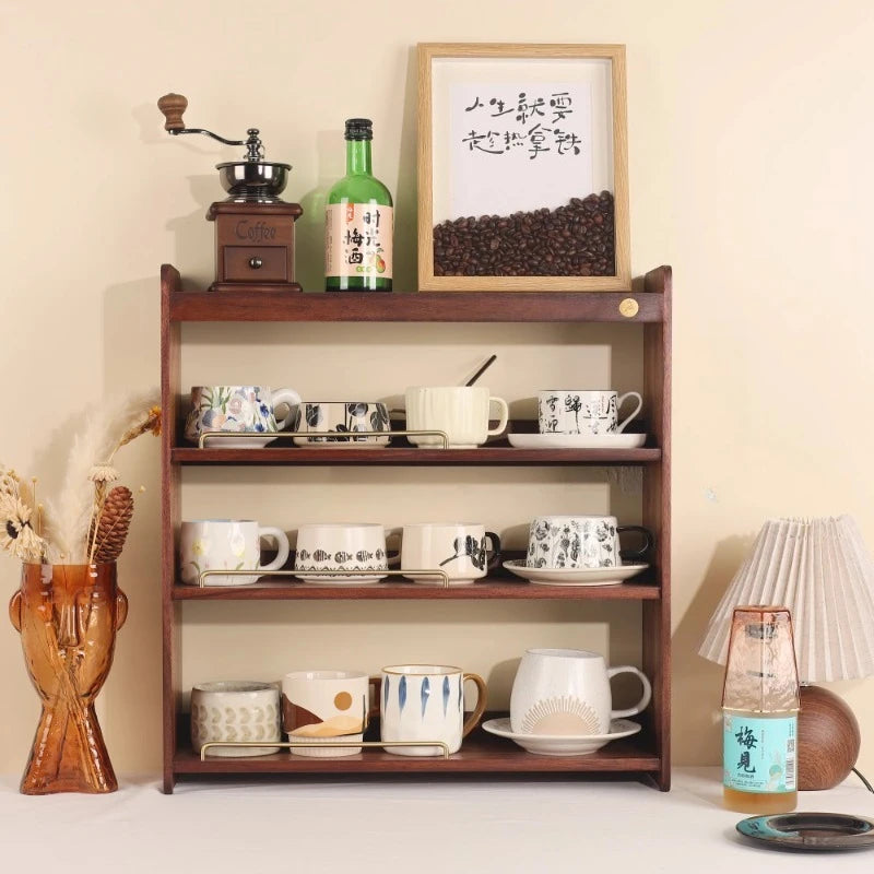 étagère murale moderne bois marron tasses assiettes bouteille vin moulin