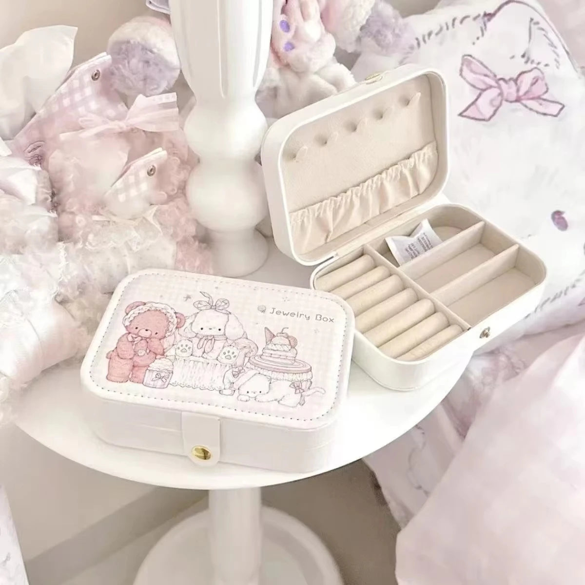 boîte bijoux cuir blanc imprimé mignon compartiments tissu intérieur moderne élégant fermoir magnétique