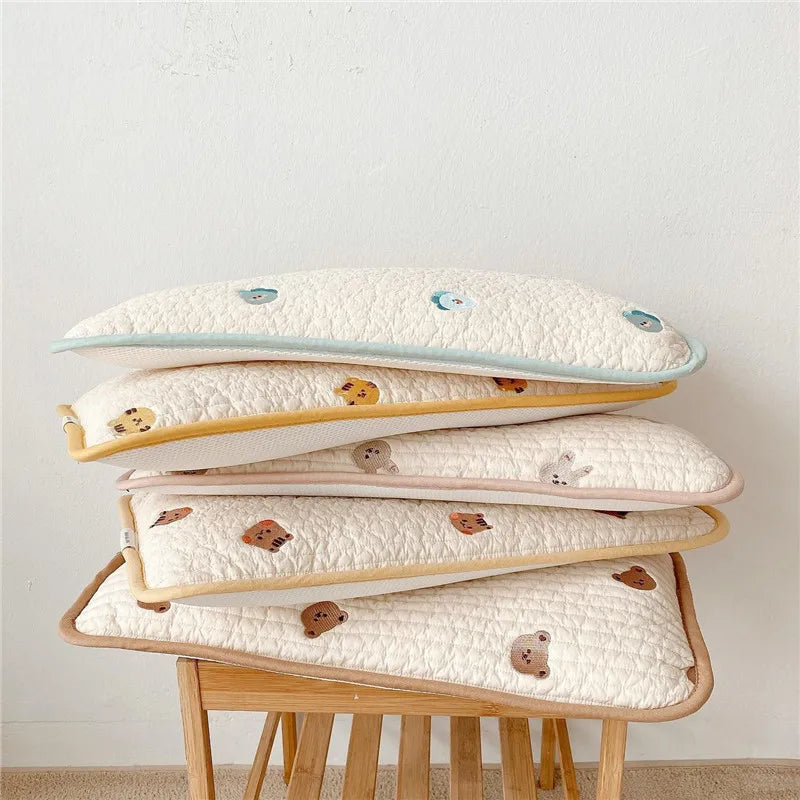 oreiller bébé ours motif animal brodé couverture douce enfant minimaliste texture gaufrée couleurs pastel