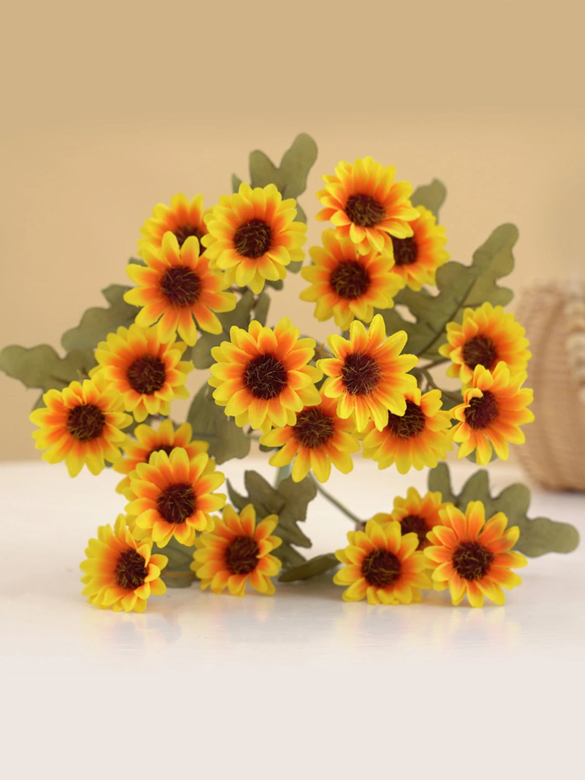 bouquet marguerites soie orange jaune rose blanc vase blanc moderne décoration intérieur mariage