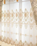 Jeune femme gracieuse observant un voilage raffiné à motifs dorés, dans une pièce chaleureuse au style baroque.
