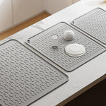 tapis cuisine silicone gris rayures ondulées moderne antidérapant assiettes cuillères verres bols