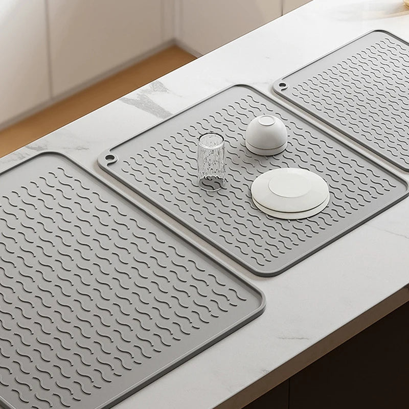 tapis cuisine silicone gris rayures ondulées moderne antidérapant assiettes cuillères verres bols
