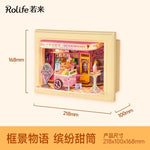 Cadre photo miniature en bois rouge, placé sur une étagère de salon