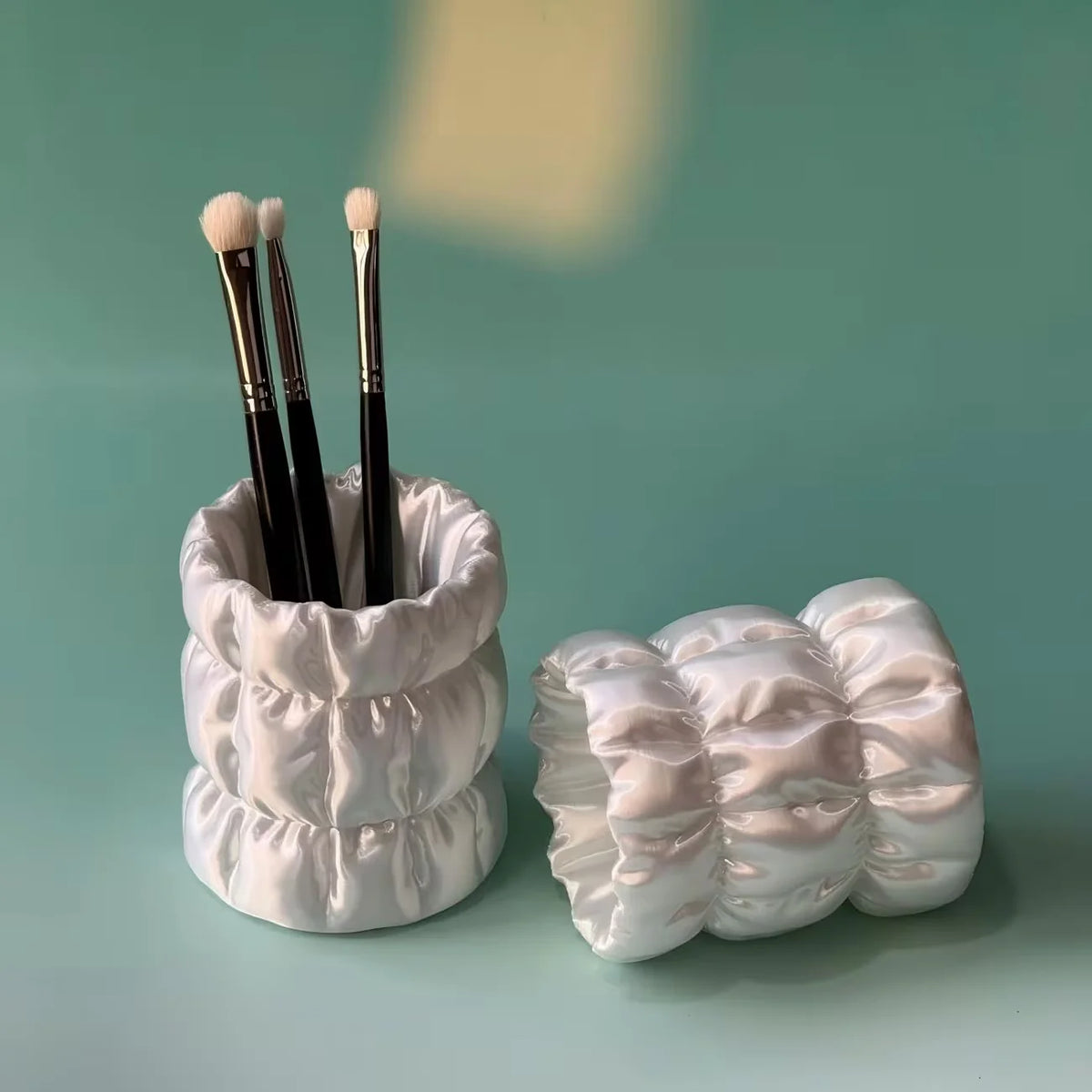 support rangement moderne pot cosmétiques blanc rose élégant satiné plissé multifonction plastique respectueux environnement