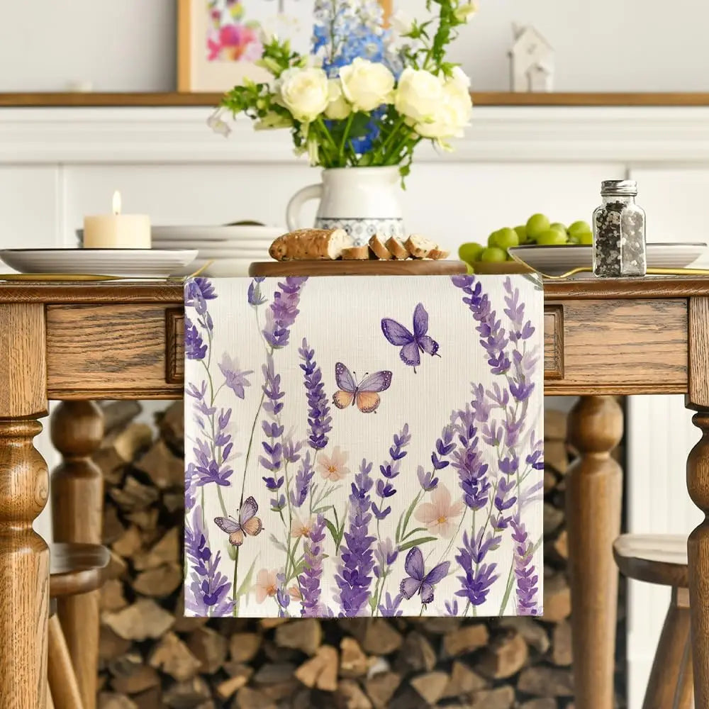 Jolie nappe imprimée avec un motif de fleurs de lavande et de papillons qui crée une ambiance chaleureuse et accueillante dans cette cuisine rustique.