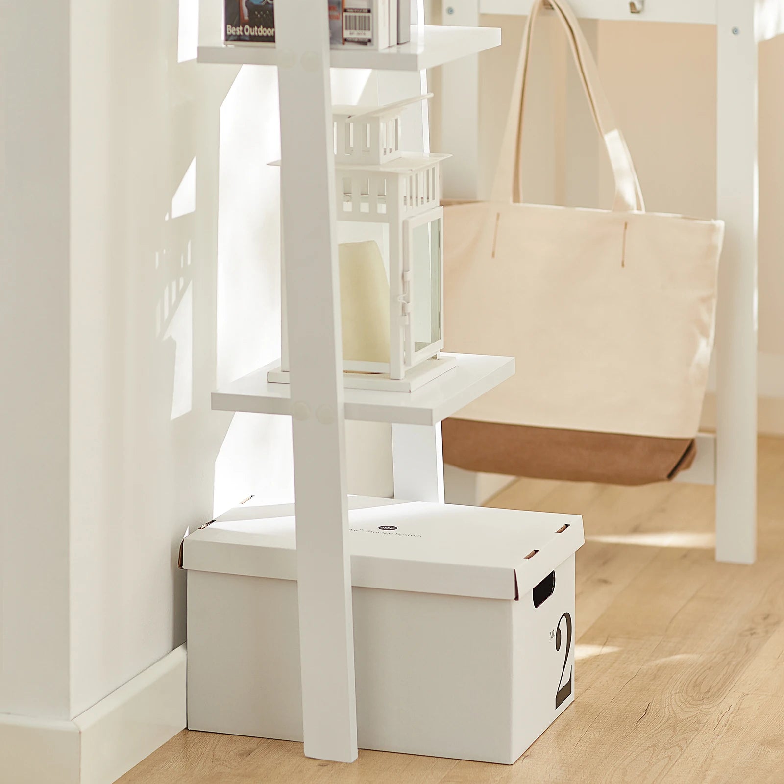 Étagère échelle blanche dans une salle de bain avec serviettes