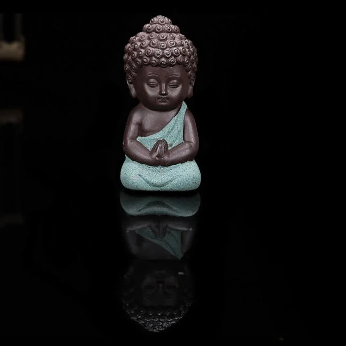 statuette bouddha artisanale couleur noir orange jaune bleu texture granulée méditatif argile violette