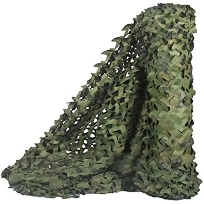 Rouleau de camouflage vert déroulé sur une table