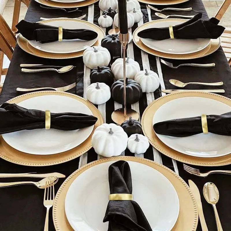 anneaux serviettes or lisses modernes fourchettes cuillères garnitures tables différentes couleurs mariage banquet