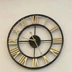 horloge murale industrielle vintage aiguilles métal chiffres romains noir doré salon decoration