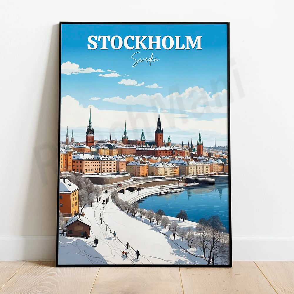 Cette image montre une scène hivernale de Stockholm, la capitale de la Suède, avec ses bâtiments historiques et ses rues enneigées bordées d'arbres.