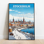 Cette image montre une scène hivernale de Stockholm, la capitale de la Suède, avec ses bâtiments historiques et ses rues enneigées bordées d'arbres.