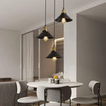 suspension lumineuse industrielle conique noire dorée ampoules câbles chambre salon