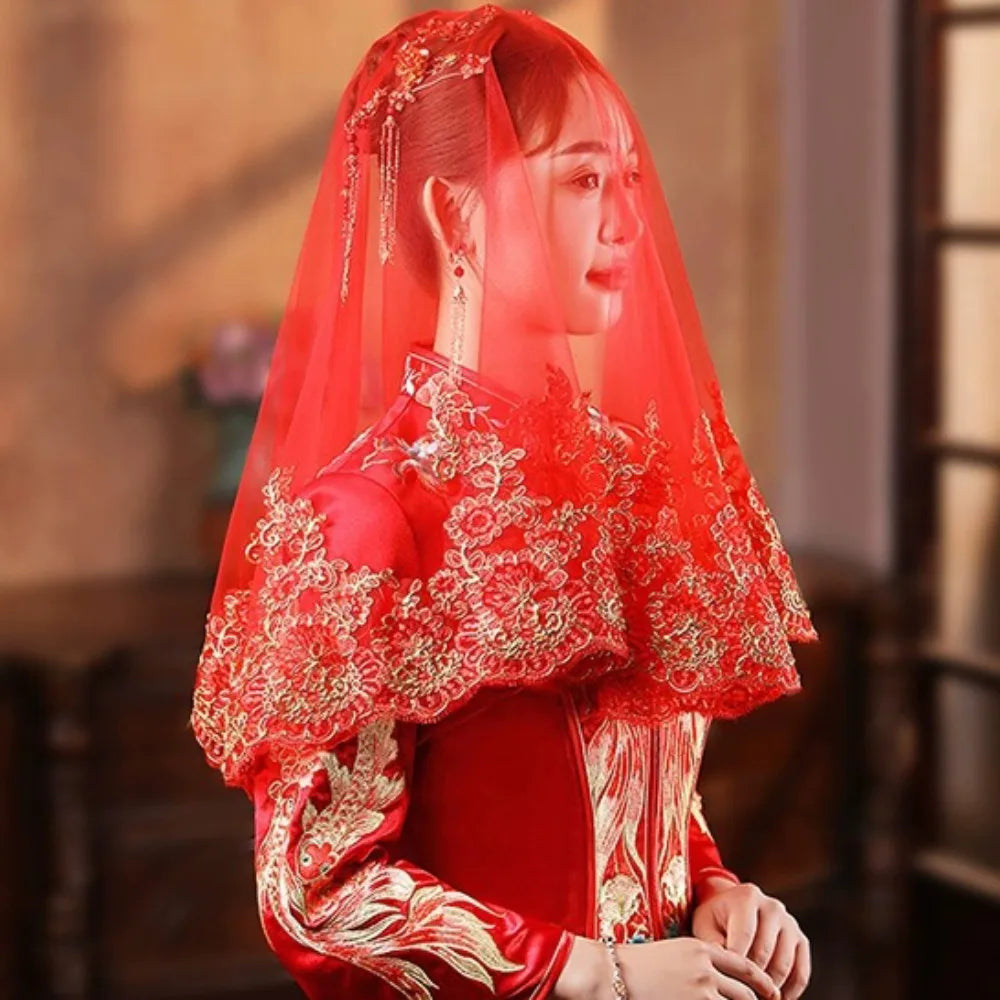 voile mariée rouge broderie dorée ornements floraux classique élégant dentelle polyester