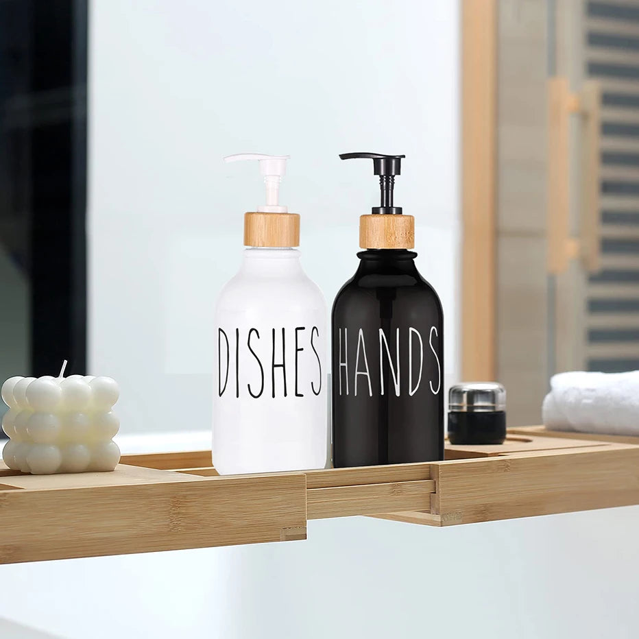 distributeur savon liquide cuisine pompe bois bouteille blanche noire vaisselle mains pot verre