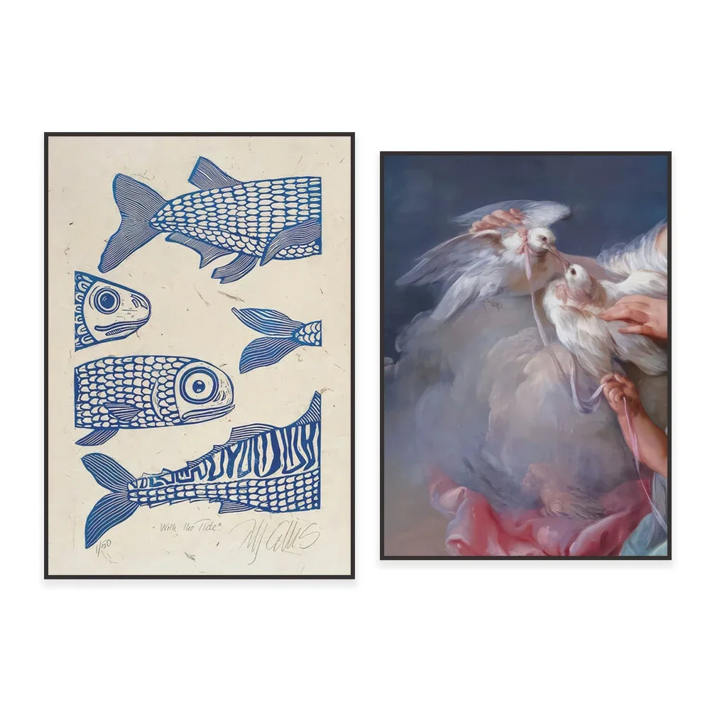 Deux œuvres artistiques contrastées: une gravure sur bois représentant des poissons stylisés en bleu et une photographie fantastique d'un volatile blanc aux plumes translucides.