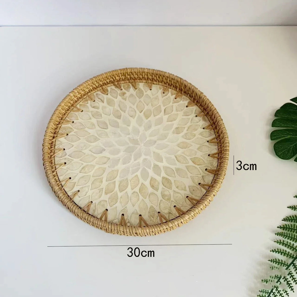 plateau rond rotin coquillages feuilles naturelles décoration boho assiette fruits pain petit déjeuner