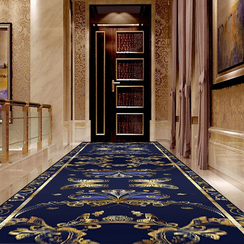 Tapis de couloir élégant avec un motif de luxe doré sur fond bleu foncé, créant une atmosphère chaleureuse et raffinée dans ce corridor intérieur.