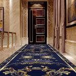 Tapis de couloir élégant avec un motif de luxe doré sur fond bleu foncé, créant une atmosphère chaleureuse et raffinée dans ce corridor intérieur.