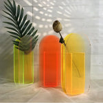 vase moderne transparent rayures vertes orange jaune rose bleu table floral