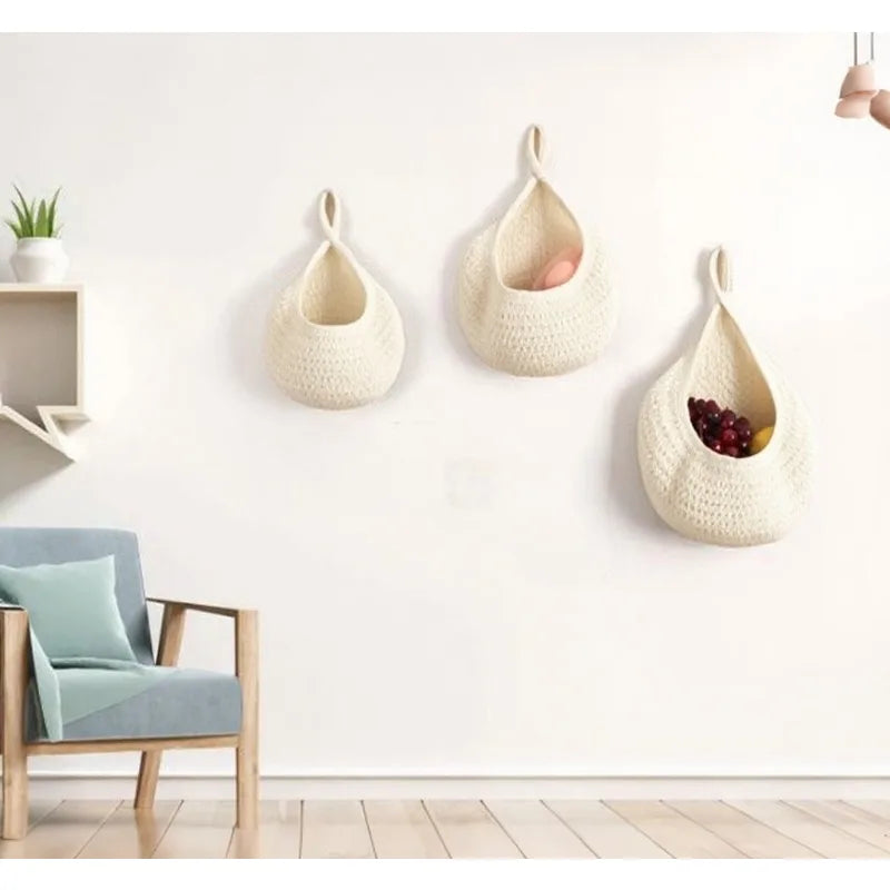 paniers suspendus marron clair tissage main métalliques organisation cuisine déco moderne rustique trois pièces
