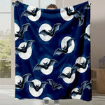 Une écharpe sombre et élégante, ornée de chauves-souris stylisées et de lunes brillantes, créant une atmosphère mystique et envoûtante.