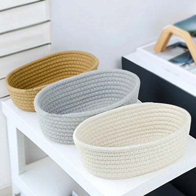 Panier de rangement tissé main en coton noir sur étagère