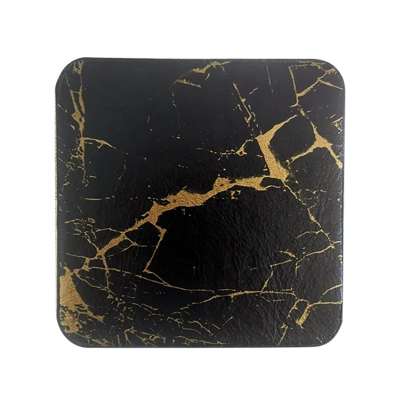 Cette image montre un fond carré de texture en marbre noir avec des fissures dorées.