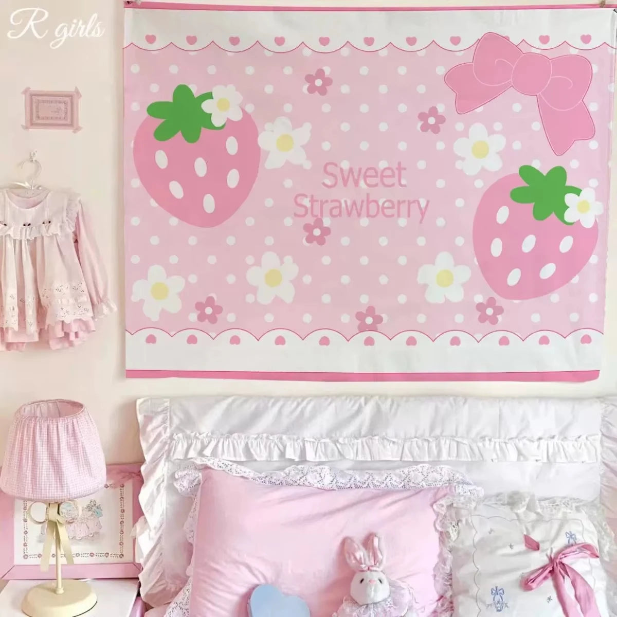 tapisserie murale fraises fleurs pois enfantine rose clair blanc décorative chambre enfant grande taille