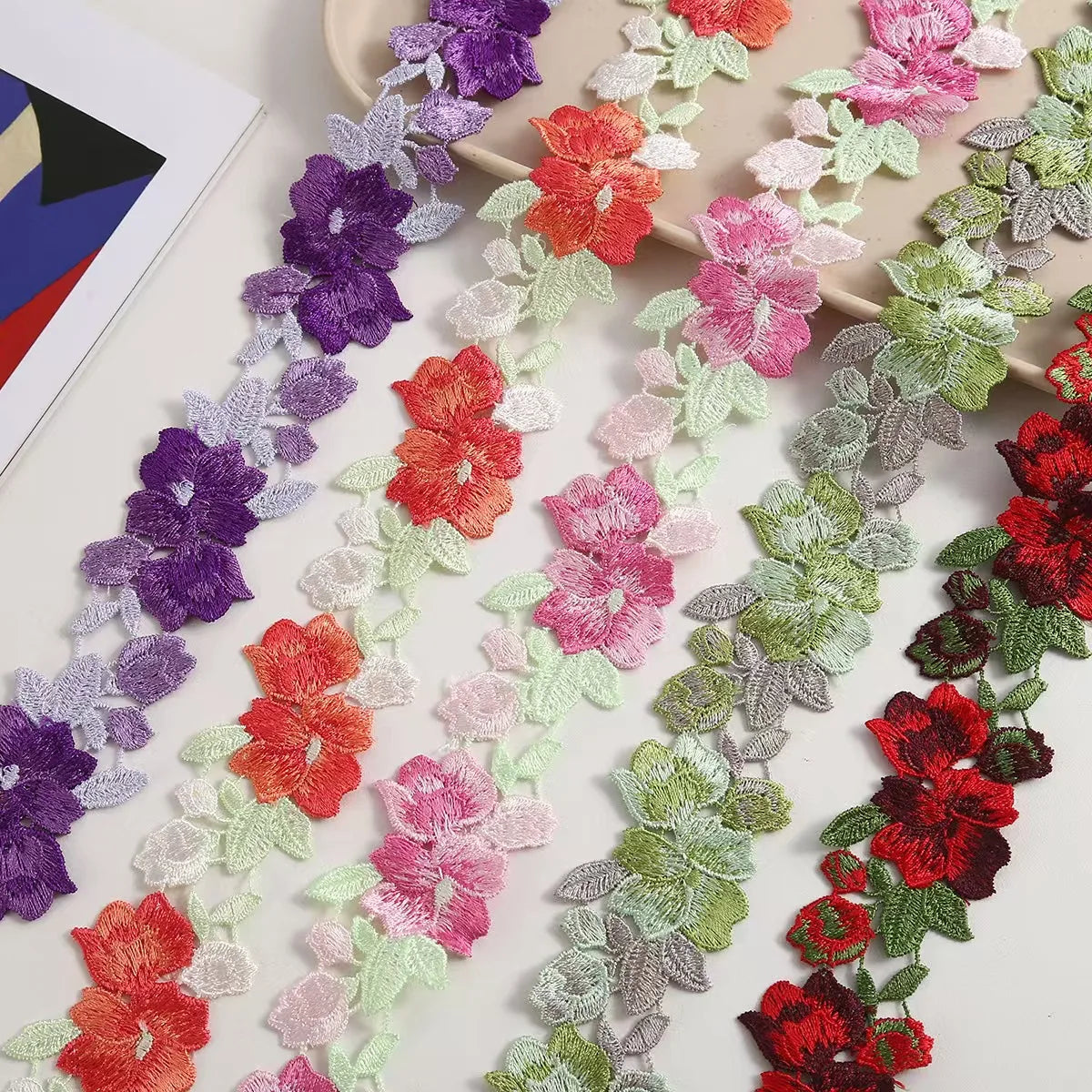 ruban décoratif brodé fleurs violet orange rose vert gris rouge 4cm large polyesterOpaque