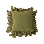 Coussin décoratif carré vert olive avec volants sur les bords, style rustique et chic.