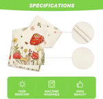 Un motif avec de grands champignons rouges aux points blancs, entourés de fleurs et de feuillages, conçu pour résister à la décoloration, lavable en machine et de haute qualité.